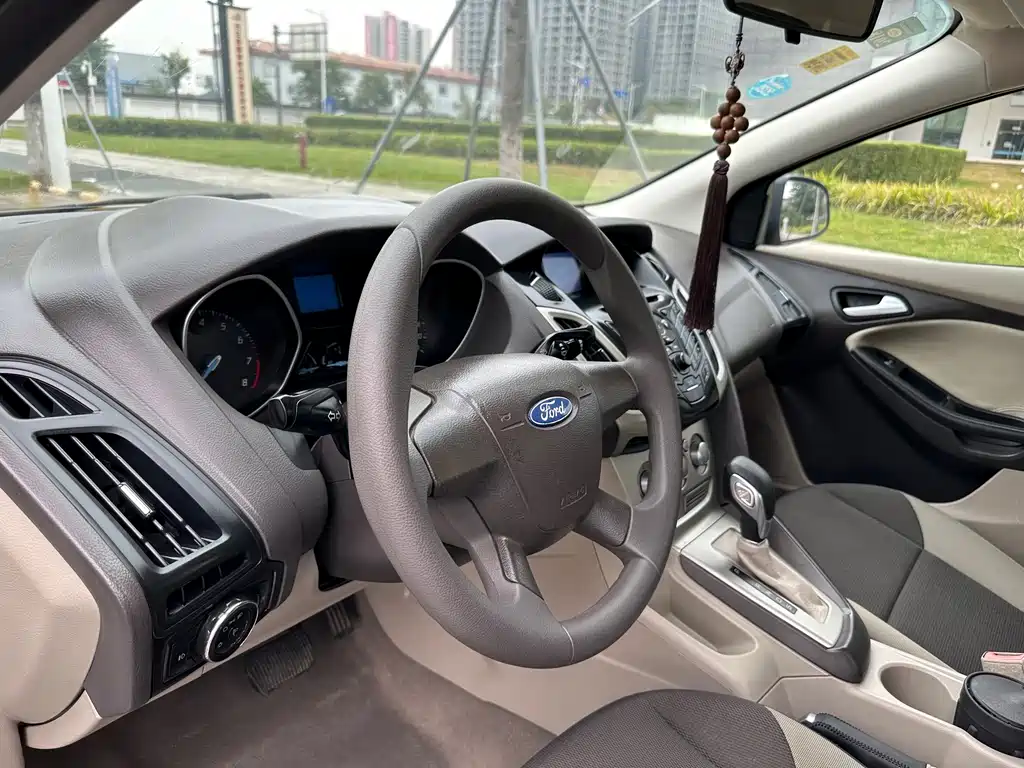 Ford Focus 2012 — фото 14