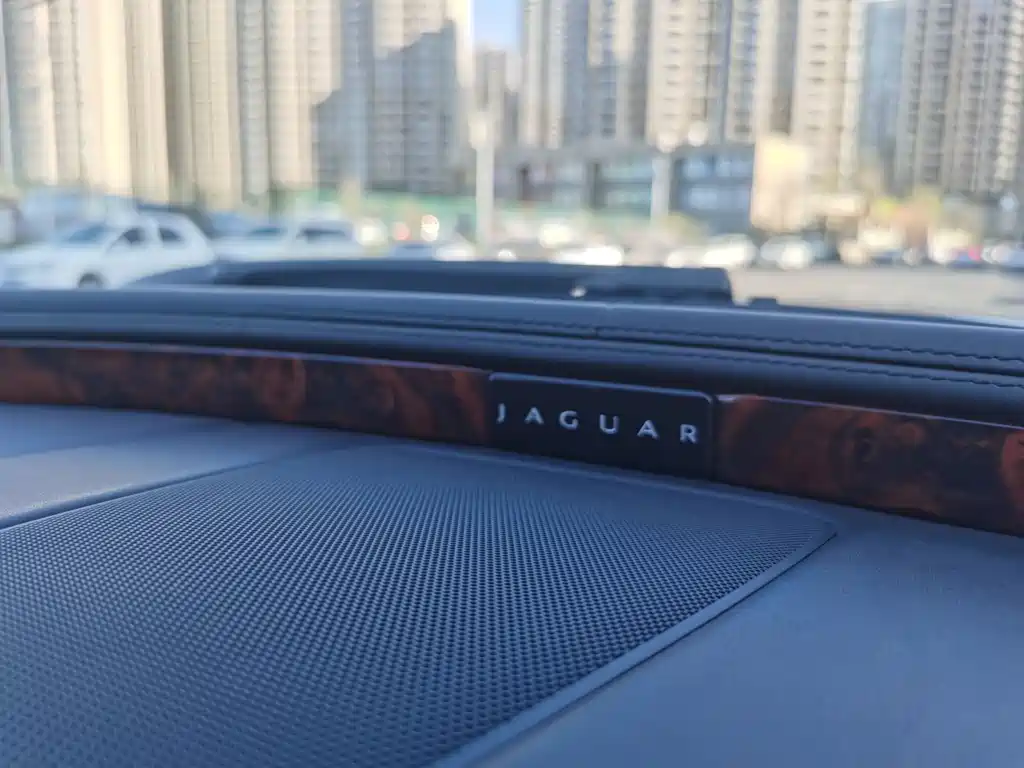 Jaguar XJ 2011 — фото 17