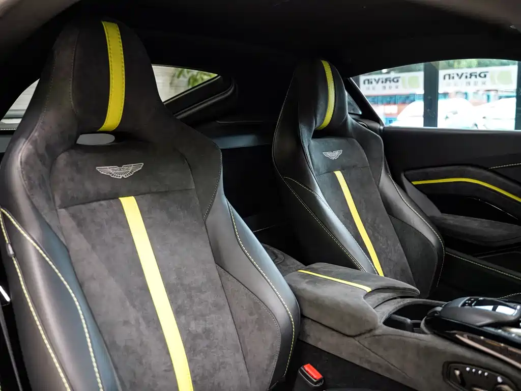 Aston Martin V8 Vantage 2022 — фото 12