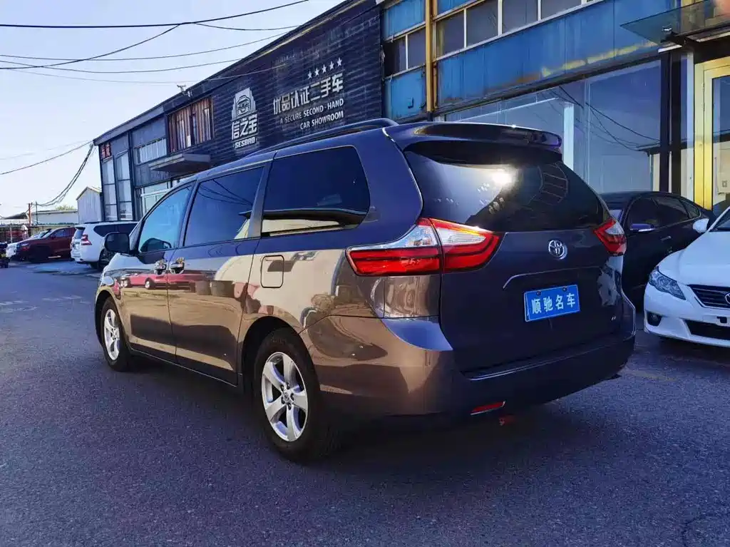 Toyota Sienna 2017 — фото 13