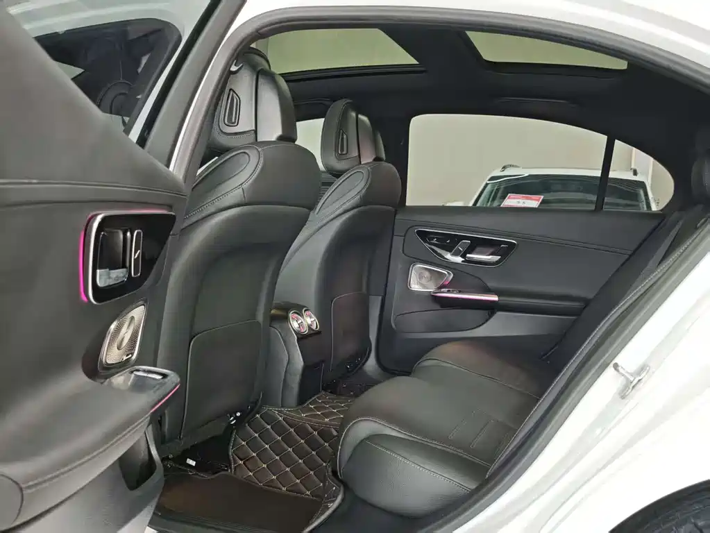 Mercedes-Benz C-Class 2024 — фото 11