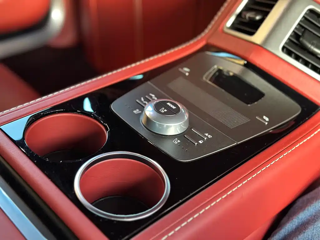 Aston Martin Rapide 2016 — фото 10
