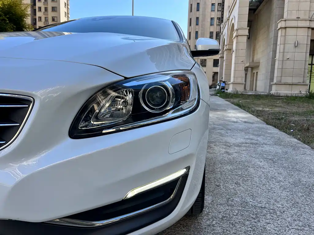 Volvo S60 PHEV 2015 — фото 14