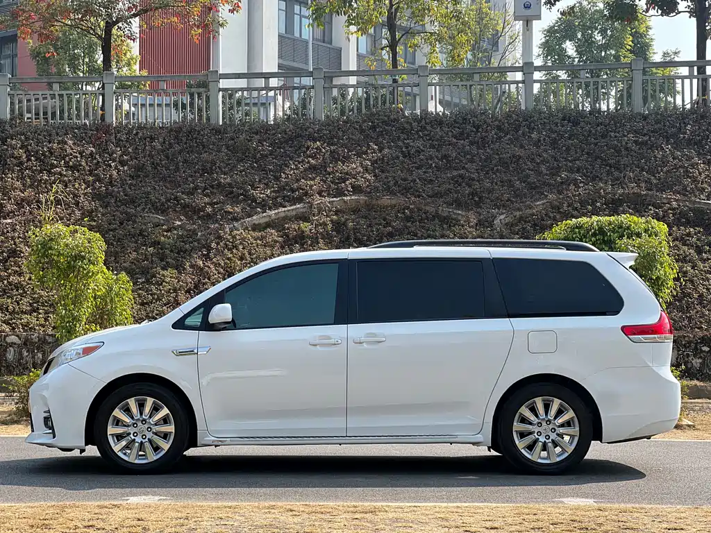 Toyota Sienna 2016 — фото 4