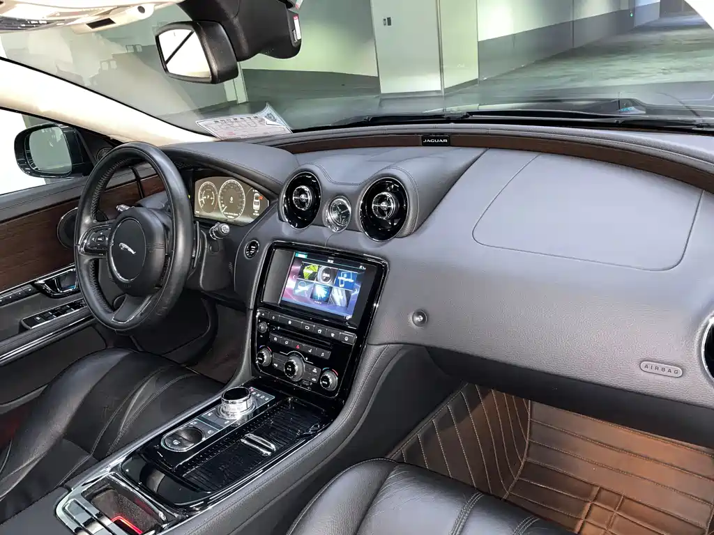 Jaguar XJ 2017 — фото 16