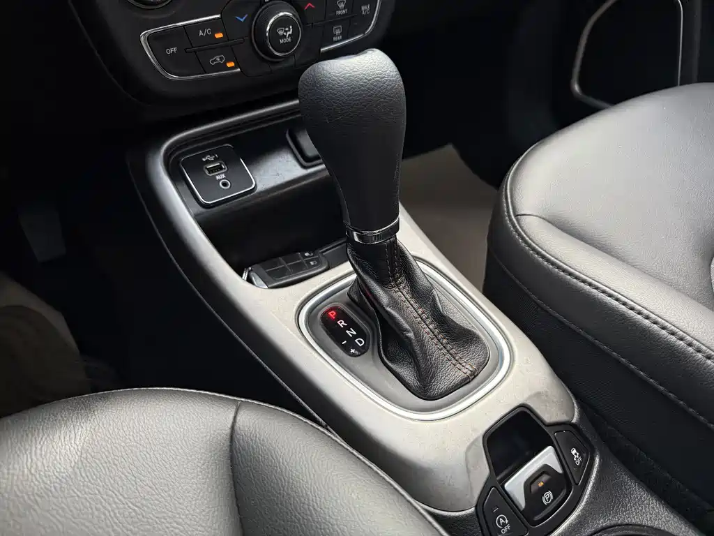 Jeep Compass 2021 — фото 13