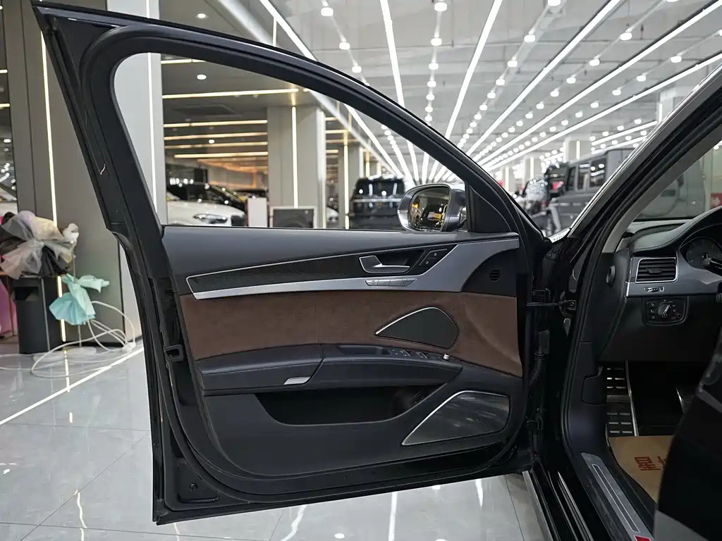 Audi S8 2015 — фото 9