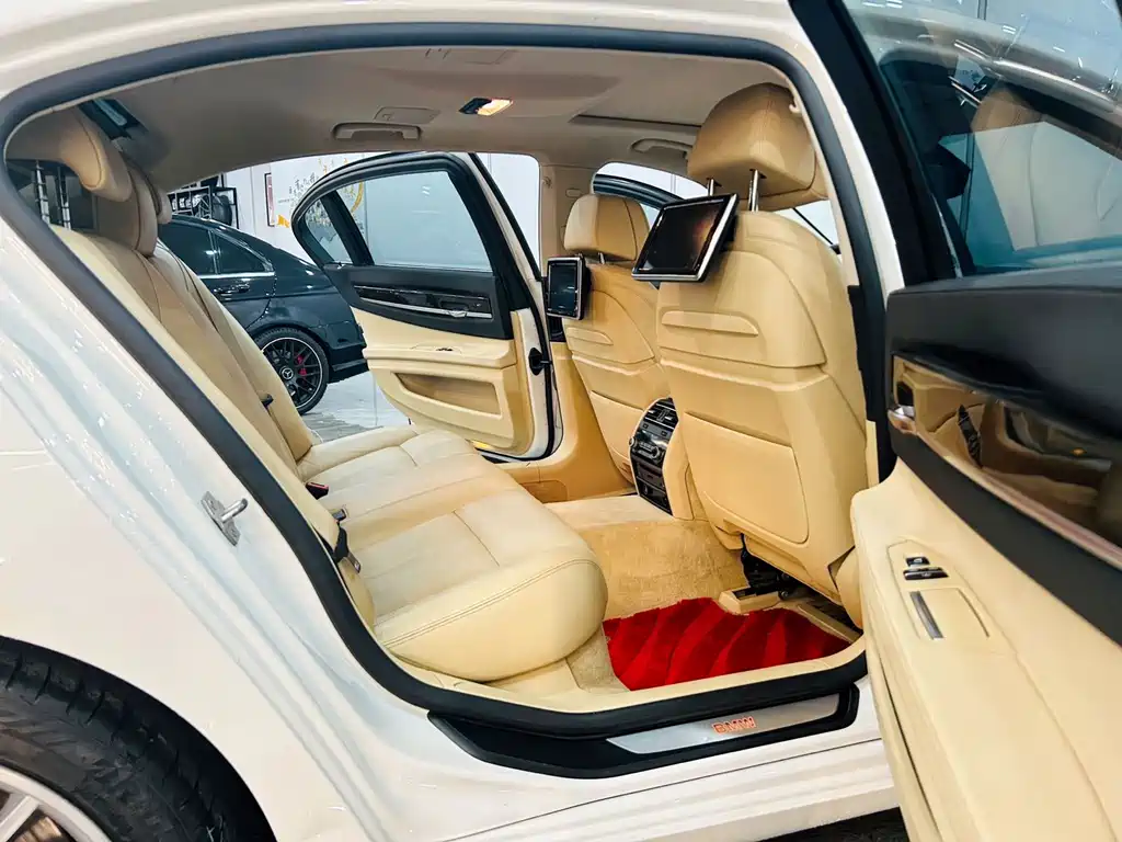 BMW 7 Series 2015 — фото 11