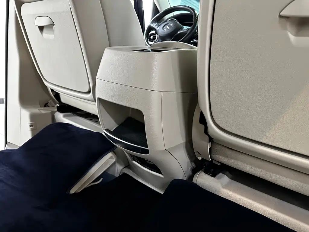 Mercedes-Benz V-Class 2020 — фото 14