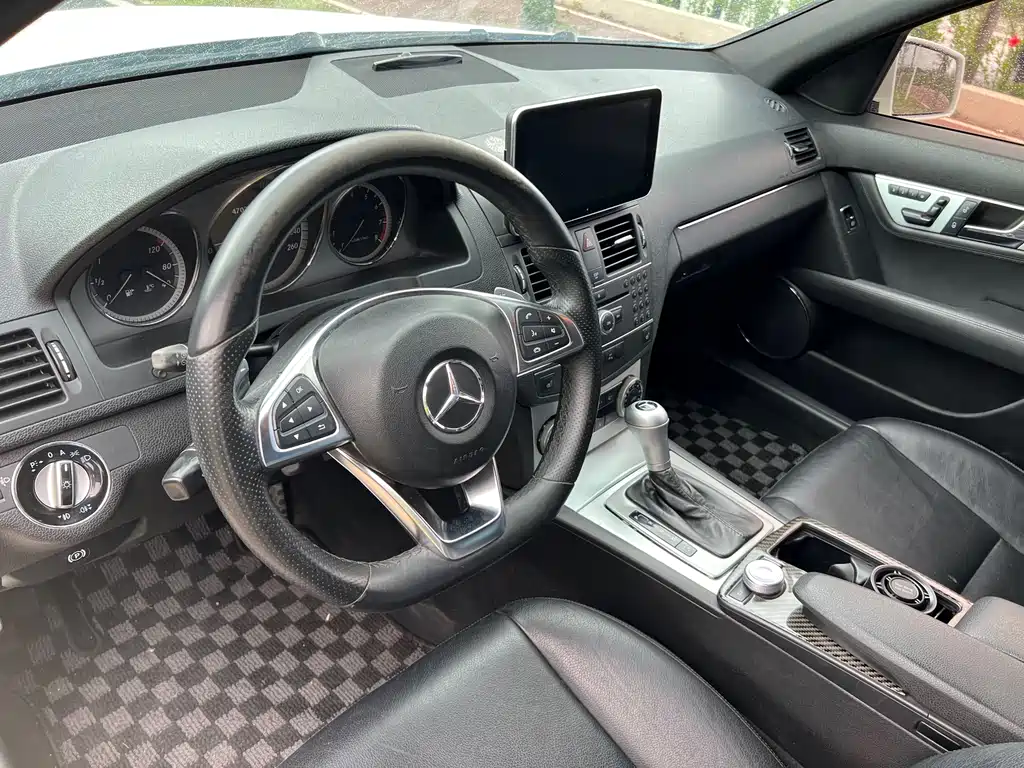 Mercedes-Benz C-Class 2010 — фото 11