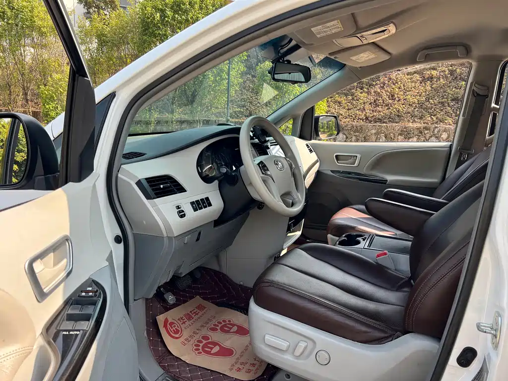 Toyota Sienna 2016 — фото 10