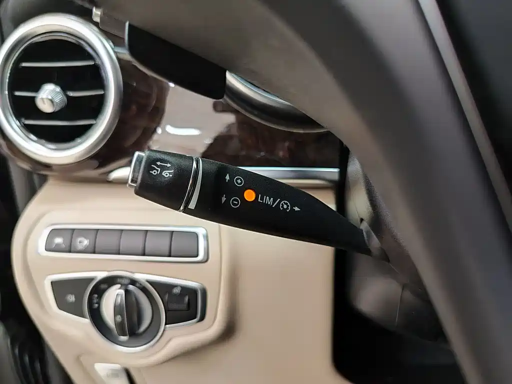 Mercedes-Benz V-Class 2019 — фото 15