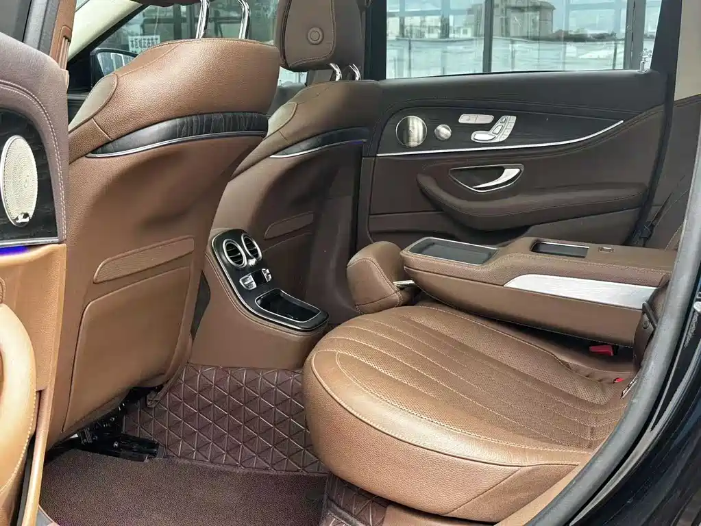 Mercedes-Benz E-Class 2023 — фото 8