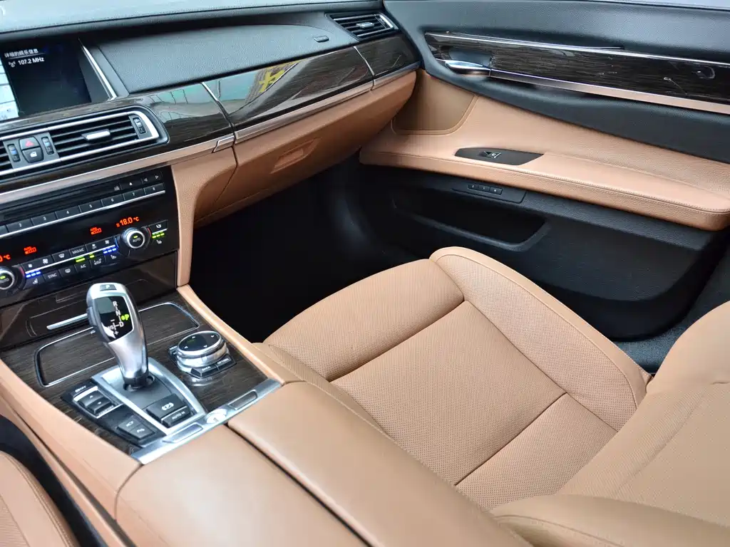 BMW 7 Series 2015 — фото 13
