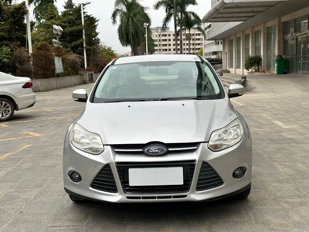Ford Focus 2013 — фото 1