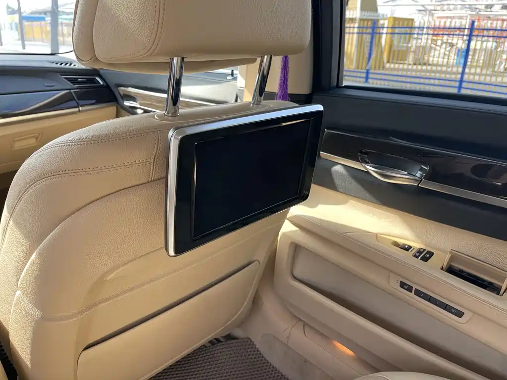 BMW 7 Series 2014 — фото 9