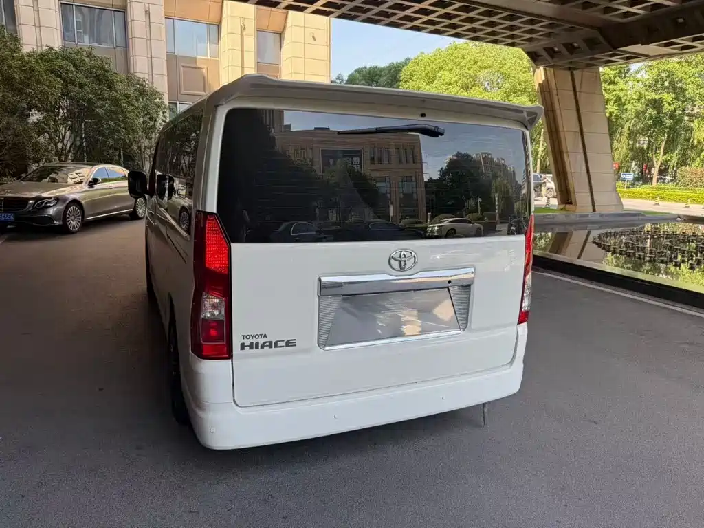 Toyota Hiace 2024 — фото 2