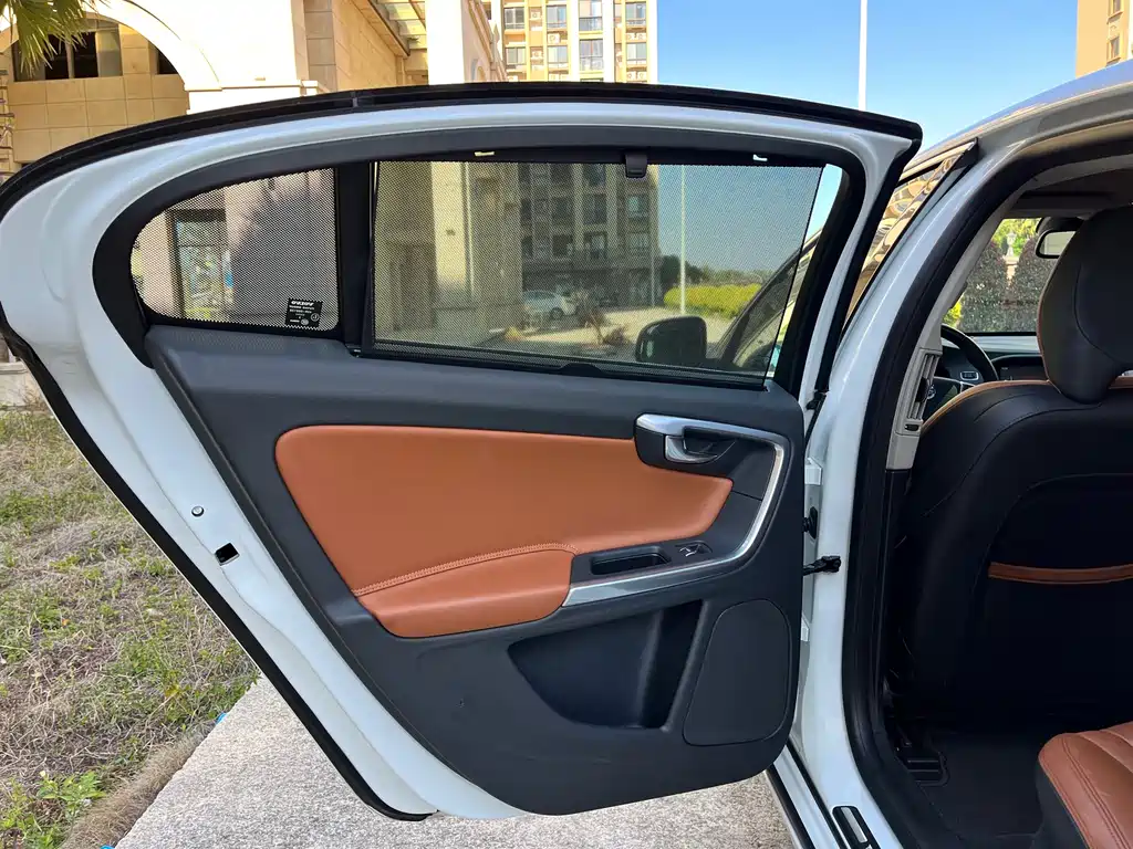 Volvo S60 PHEV 2015 — фото 22