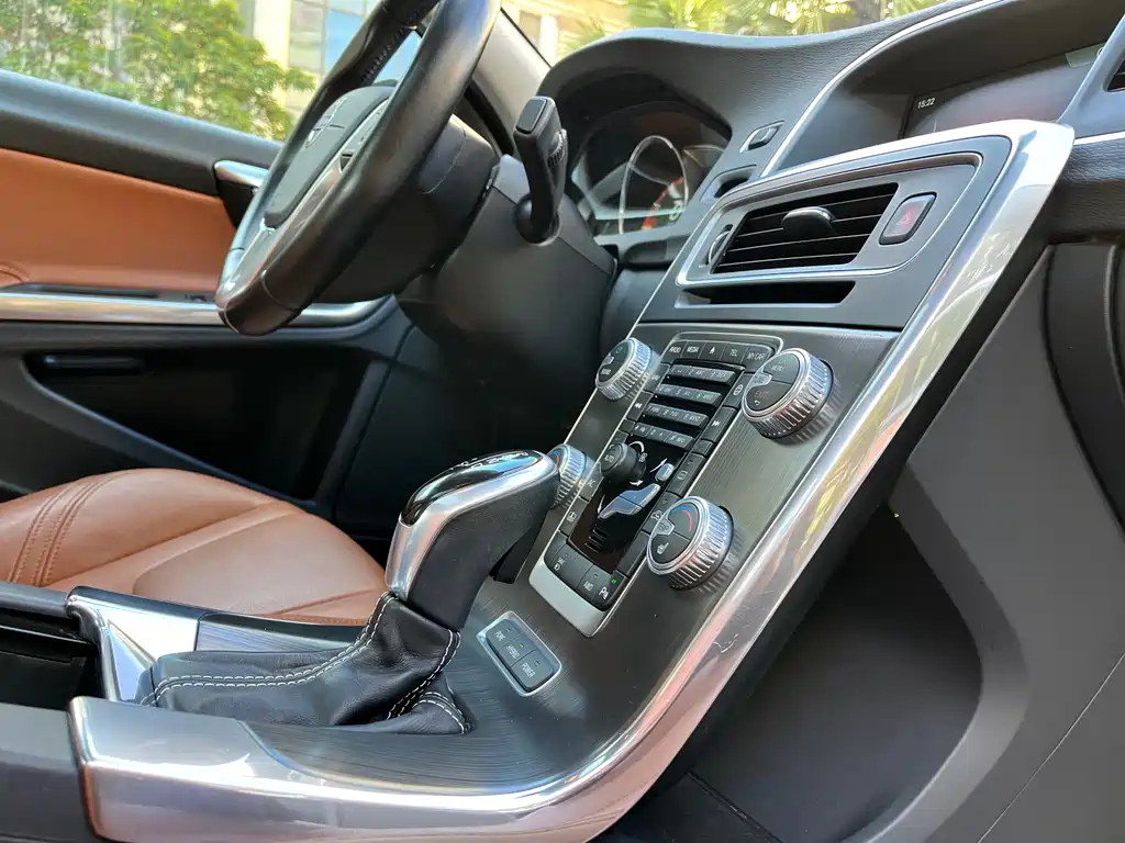 Volvo S60 PHEV 2015 — фото 9