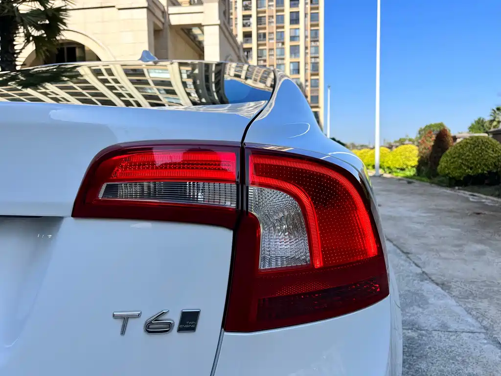 Volvo S60 PHEV 2015 — фото 15