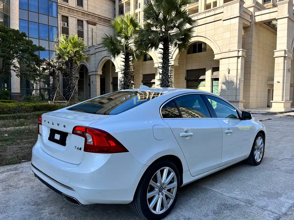 Volvo S60 PHEV 2015 — фото 25