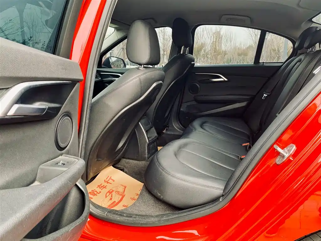 BMW 1 Series 2019 — фото 14