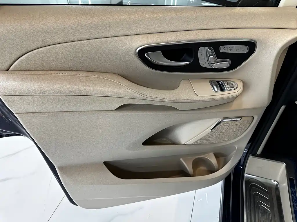 Mercedes-Benz V-Class 2020 — фото 10