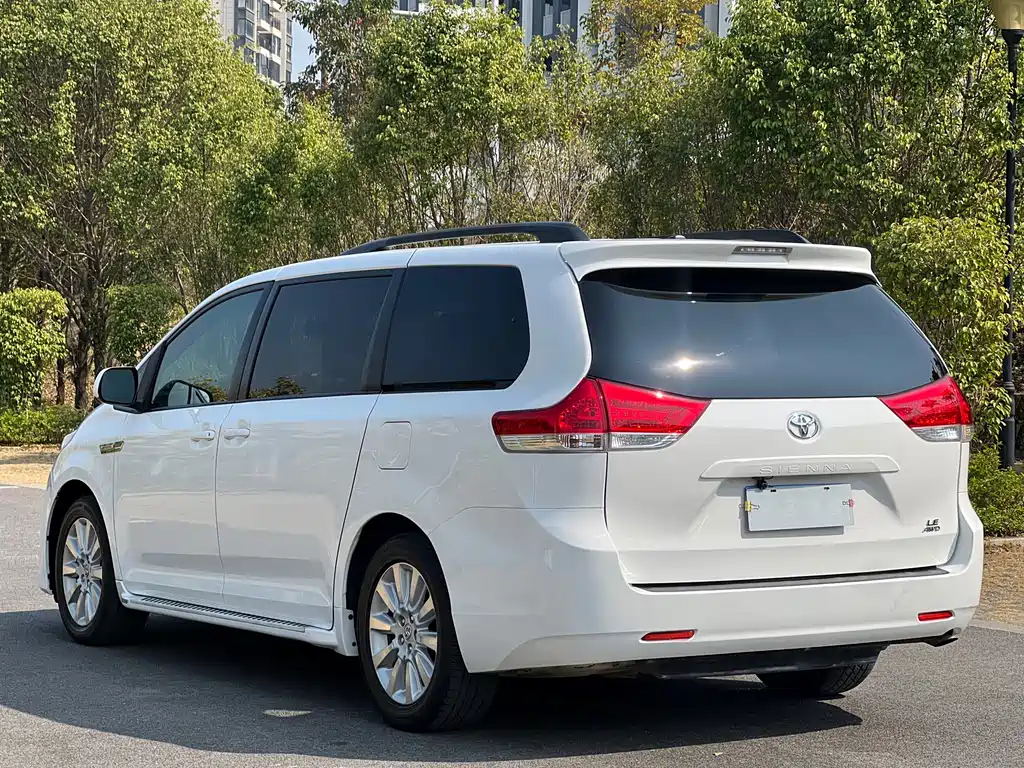Toyota Sienna 2016 — фото 6