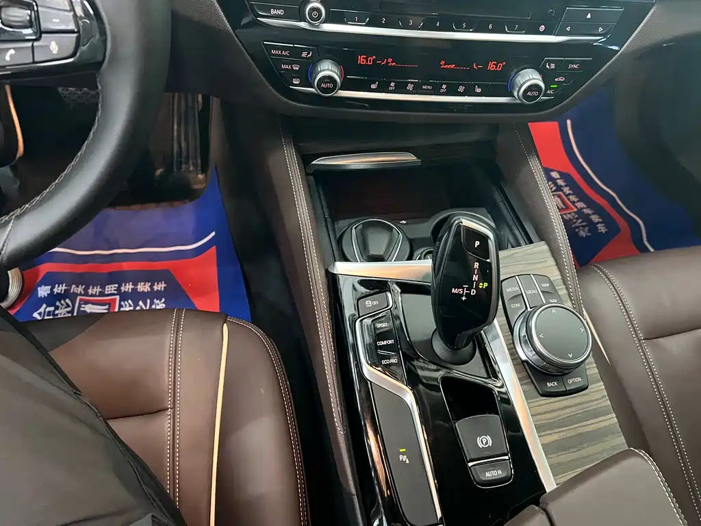 BMW 5 Series 2018 — фото 18