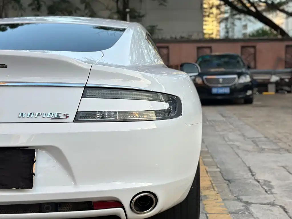 Aston Martin Rapide 2016 — фото 20