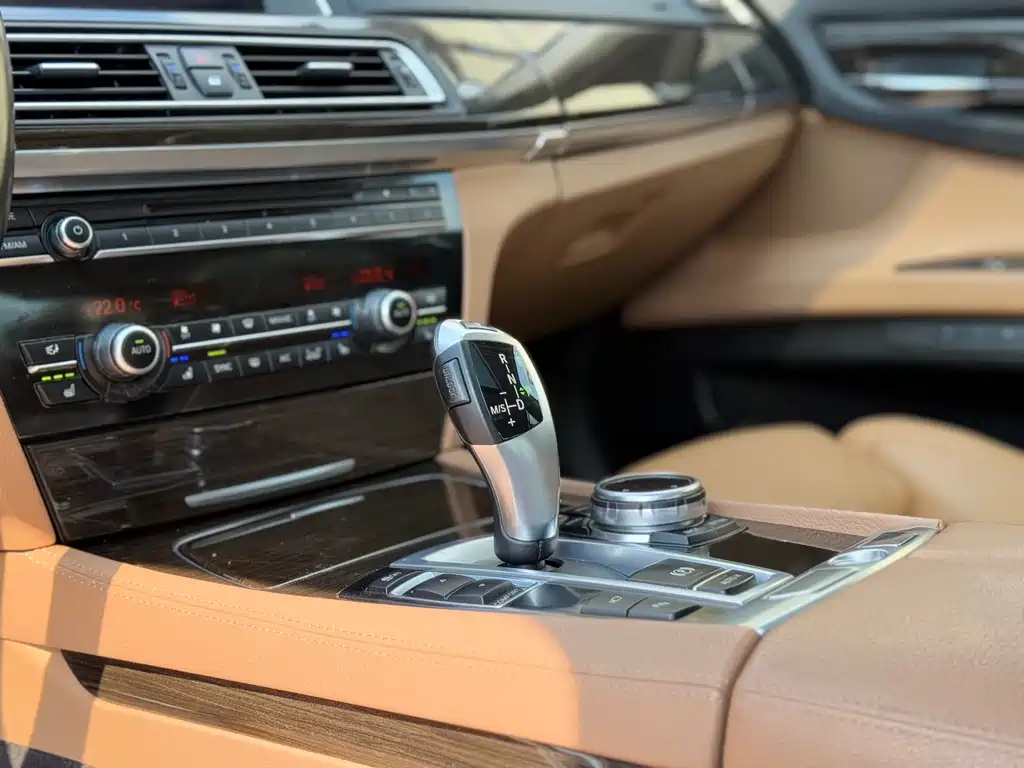 BMW 7 Series 2015 — фото 22