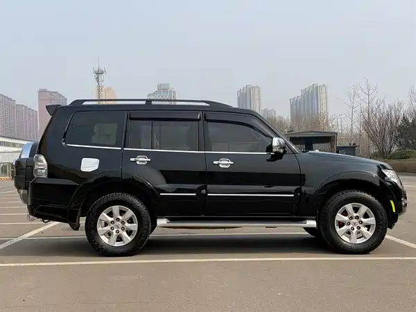 Mitsubishi Pajero 2016