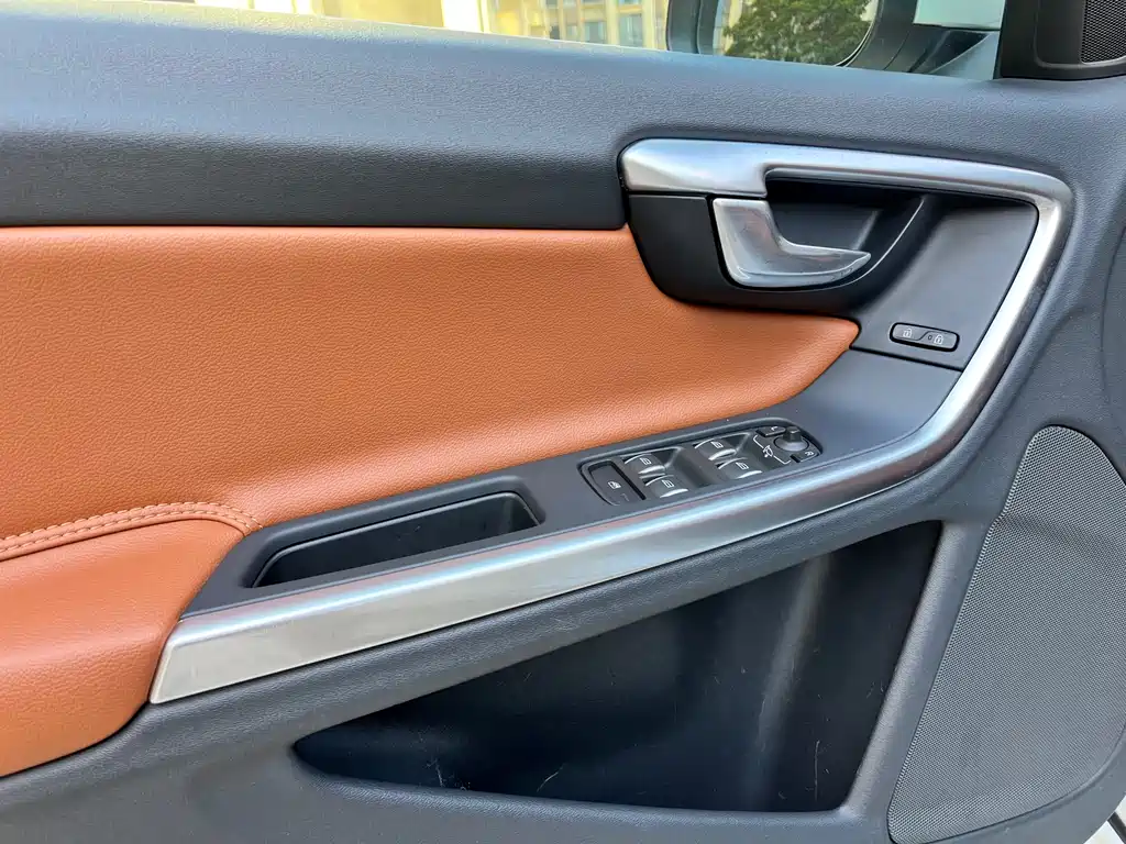 Volvo S60 PHEV 2015 — фото 18