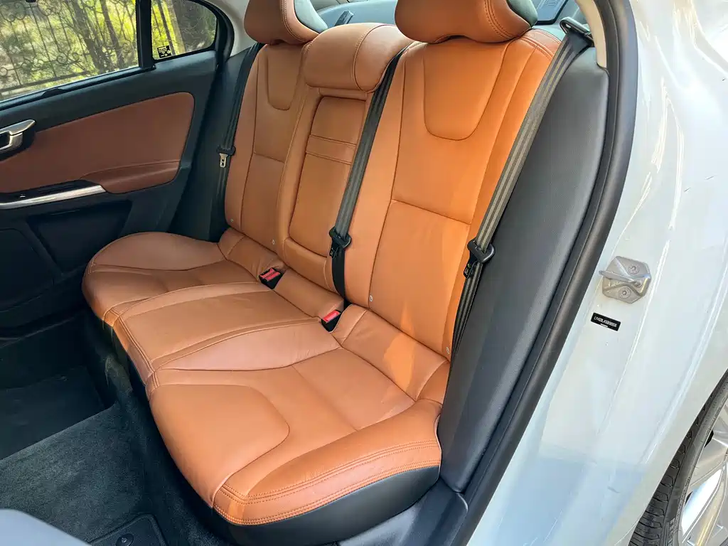 Volvo S60 PHEV 2015 — фото 23