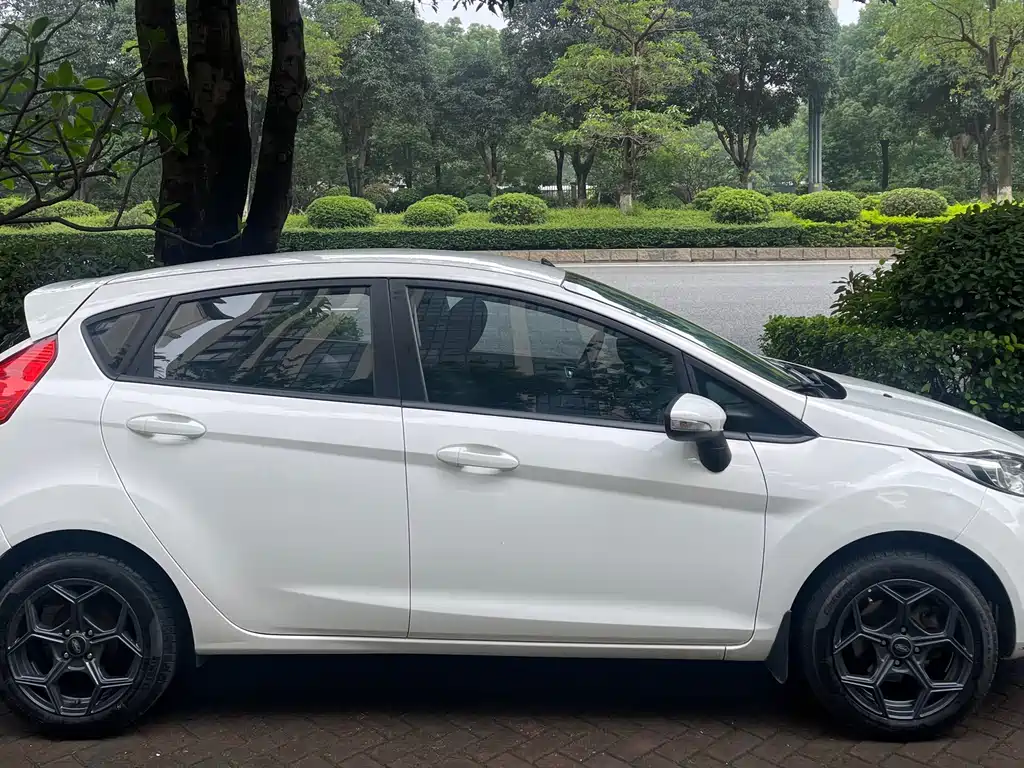 Ford Fiesta 2015 — фото 5