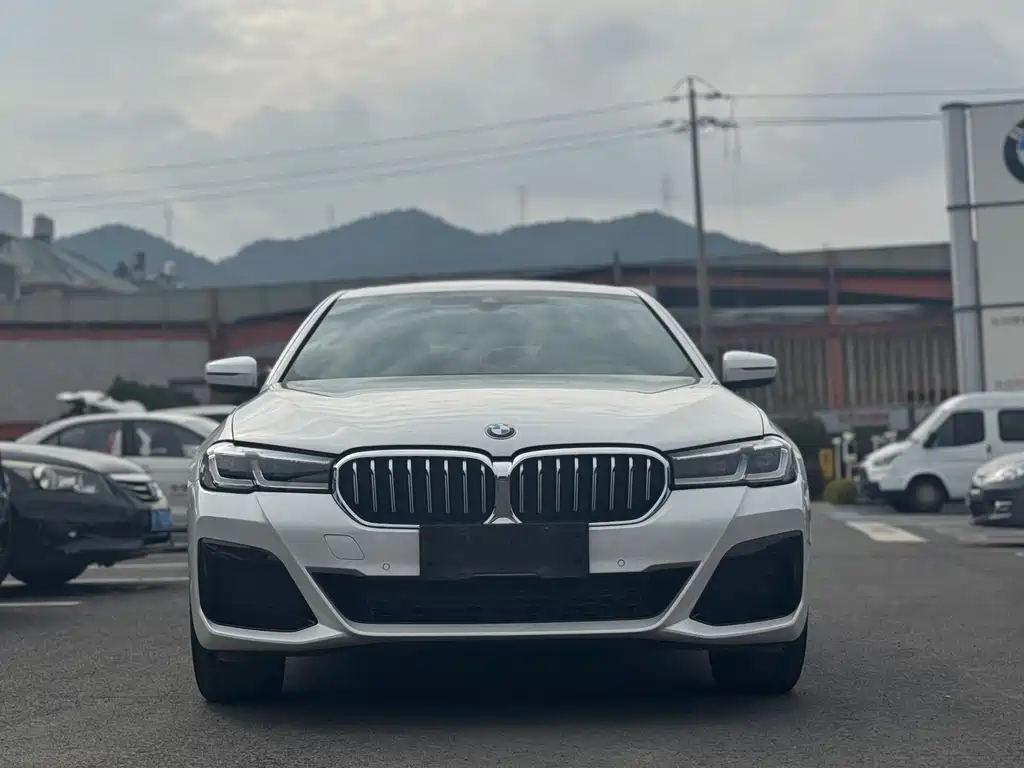 BMW 5 Series 2023 — фото 1