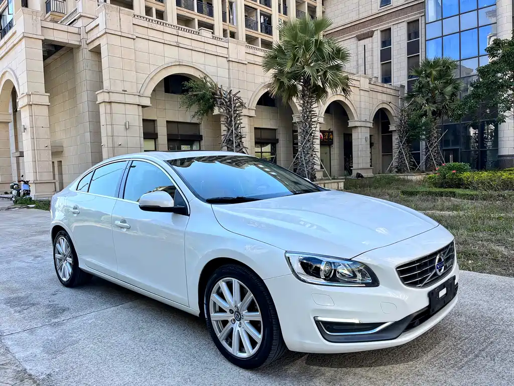 Volvo S60 PHEV 2015 — фото 1