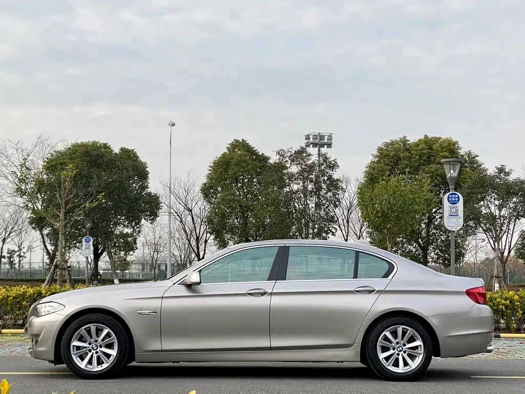 BMW 5 Series 2012 — фото 10