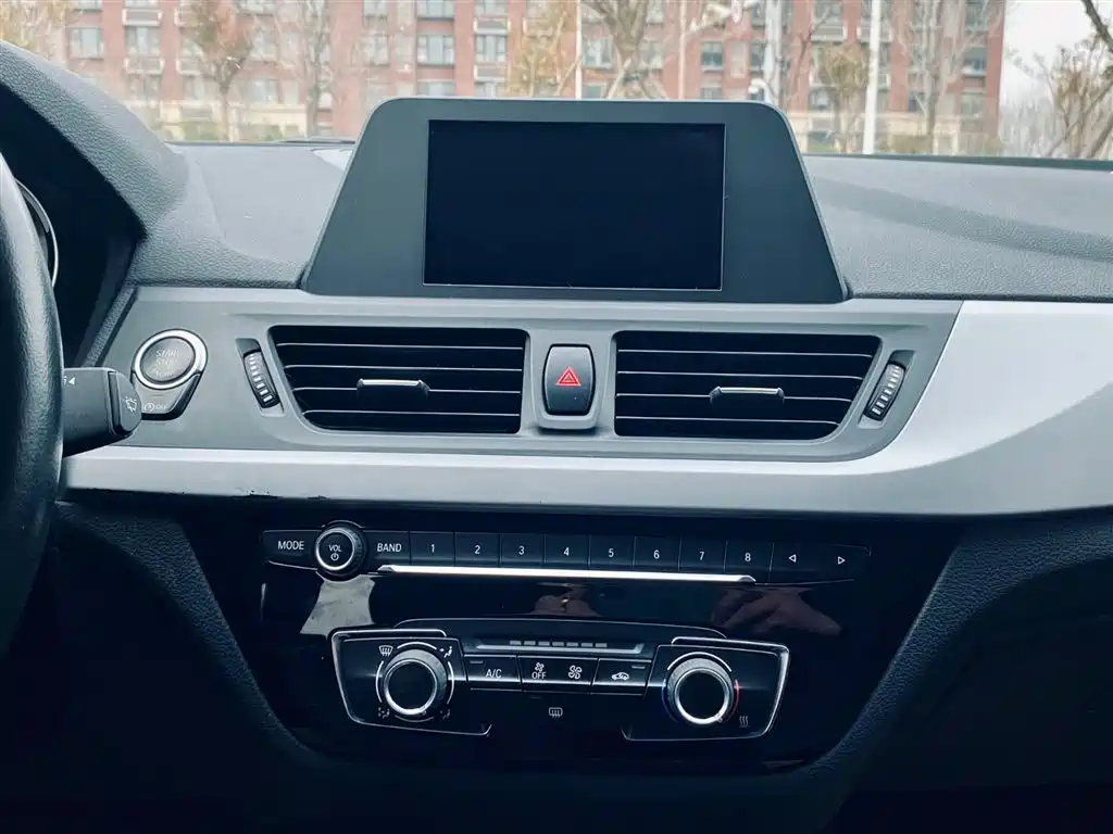 BMW 1 Series 2019 — фото 17