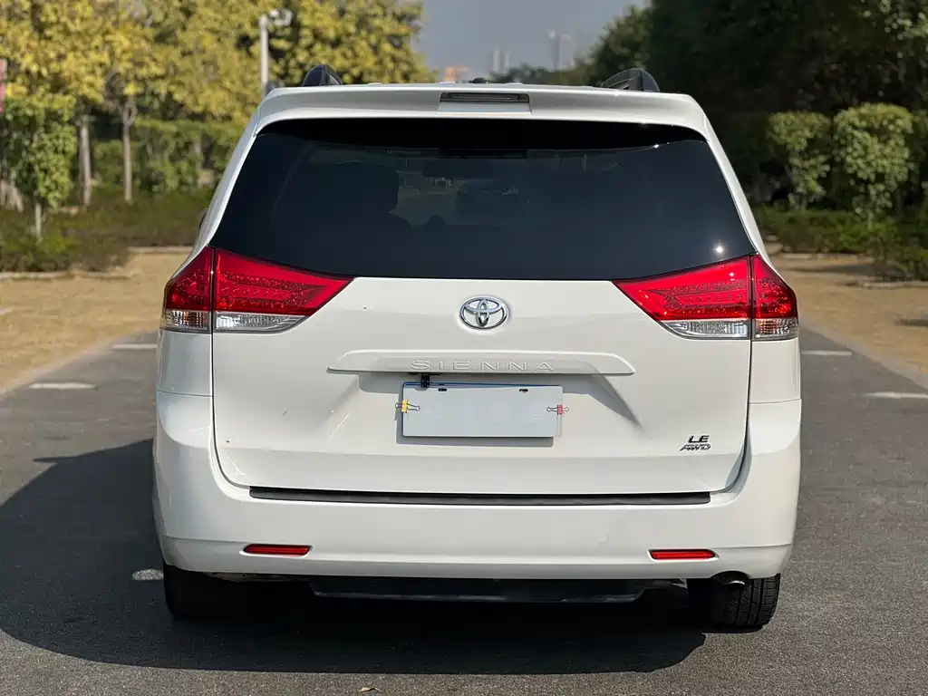 Toyota Sienna 2016 — фото 7