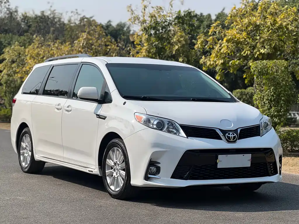 Toyota Sienna 2016 — фото 3