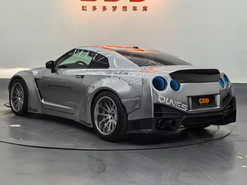 Nissan GT-R 2015 — фото 11