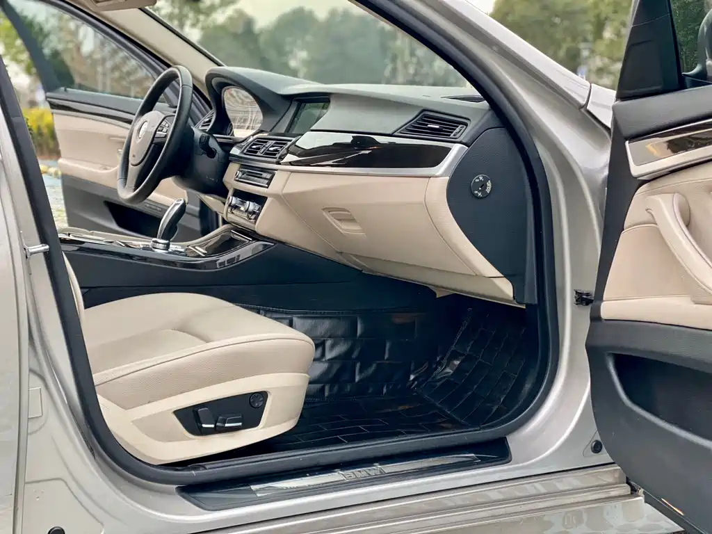 BMW 5 Series 2012 — фото 18