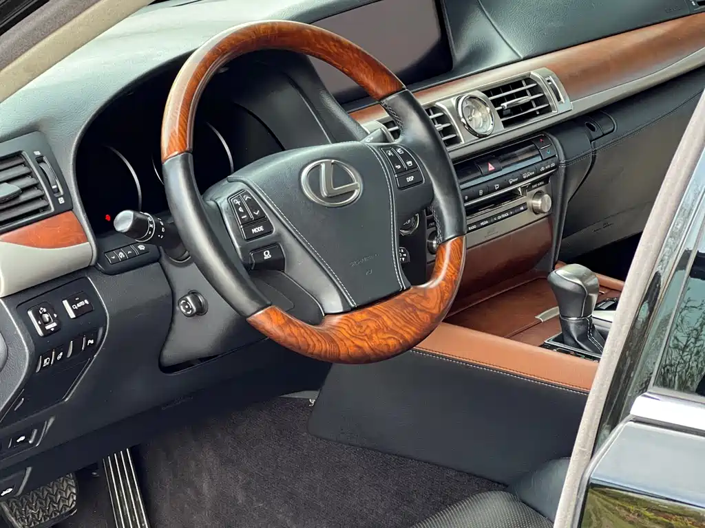 Lexus LS 2013 — фото 20