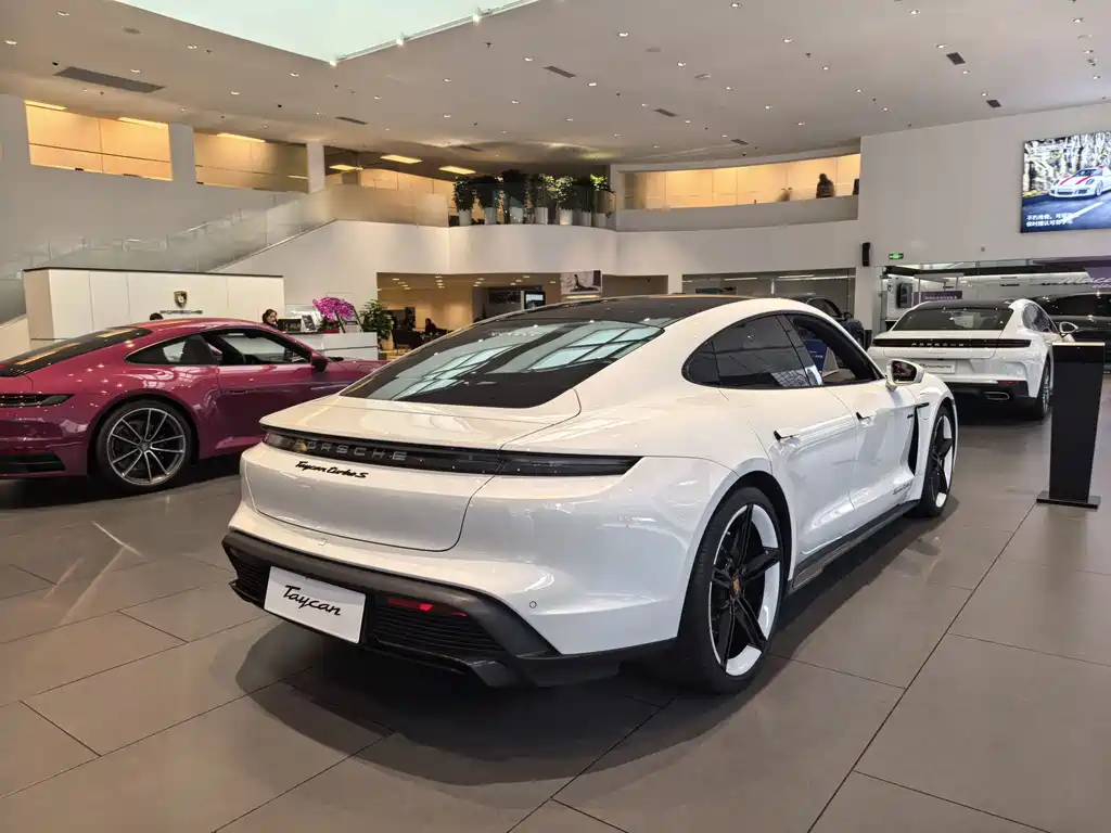 Porsche Taycan 2024 — фото 10