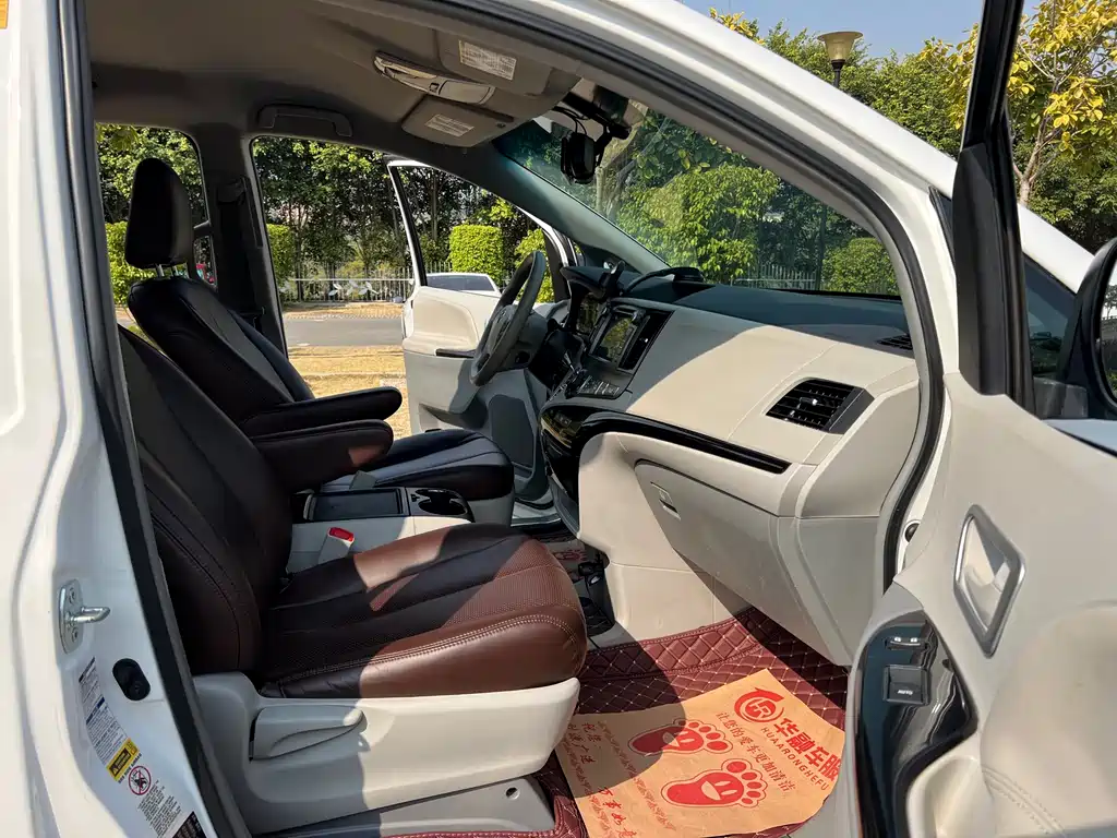Toyota Sienna 2016 — фото 12