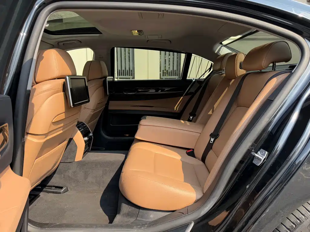 BMW 7 Series 2015 — фото 9