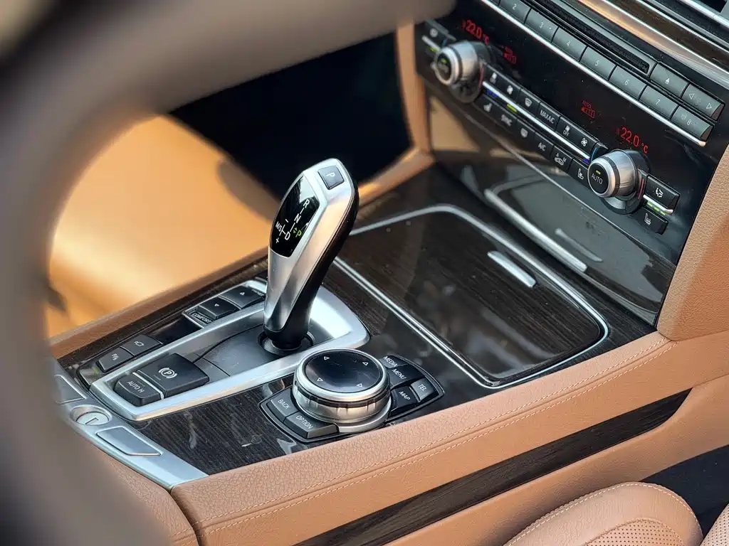 BMW 7 Series 2015 — фото 27