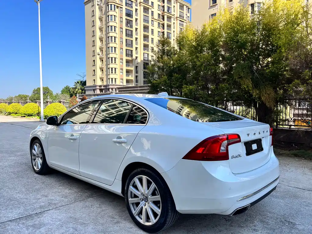 Volvo S60 PHEV 2015 — фото 26