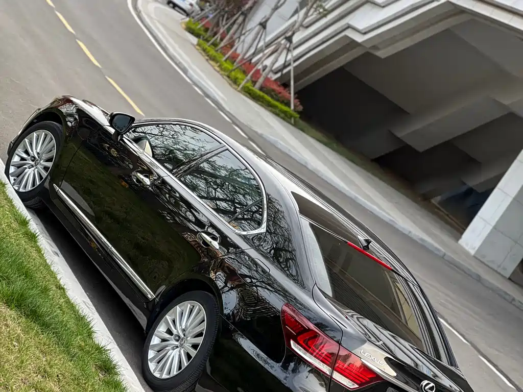 Lexus LS 2013 — фото 12